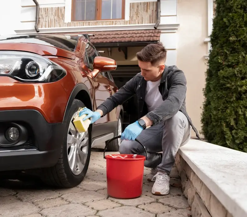 Lavage auto à domicile Mondrainville : professionnel intervenant sur un véhicule
